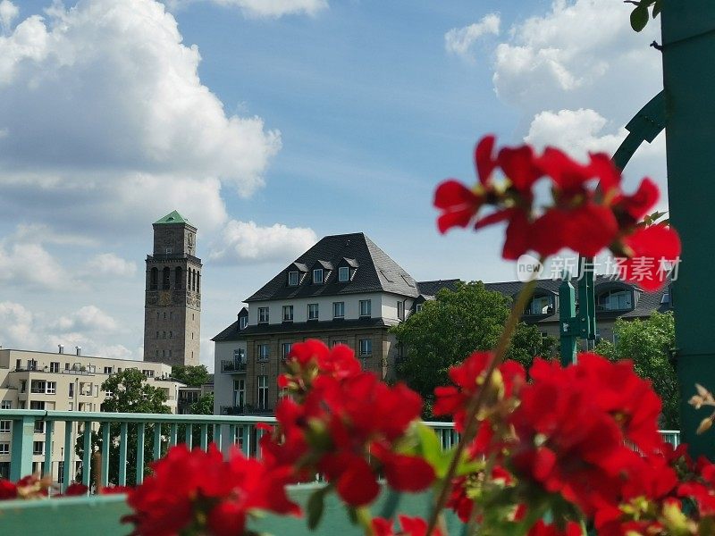 从Schloßbrücke拍摄的Mülheim an der Ruhr历史市政厅，被红花框起来